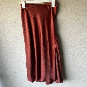 Long skirt w/ slit